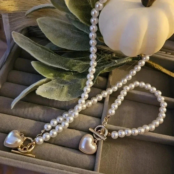 Pearl gold necklace with a matching bracelet. Heart pendant on both. - Picture 4 of 4